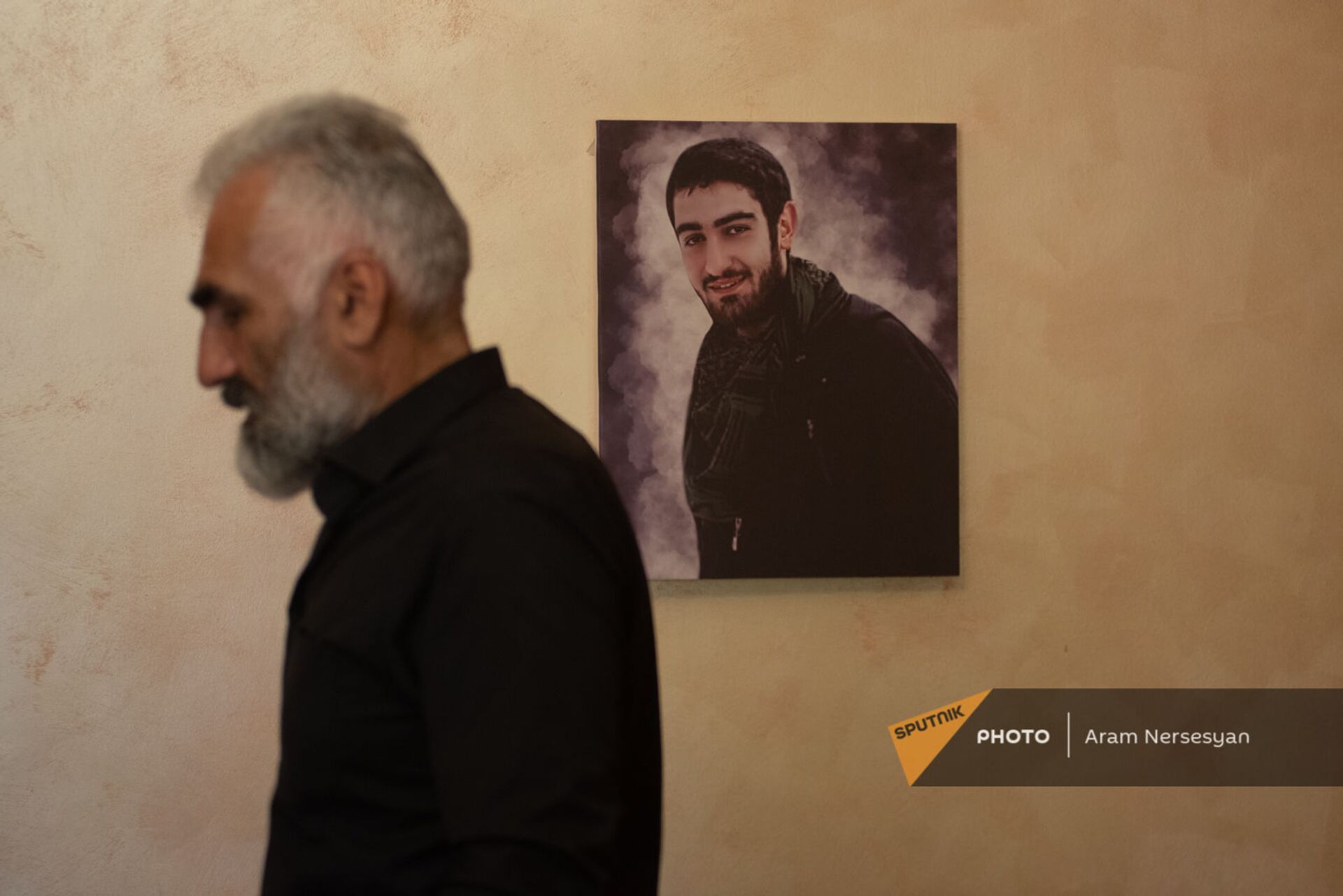 Тигран Марухян на фоне портрета погибшего сына - Sputnik Армения, 1920, 14.09.2021