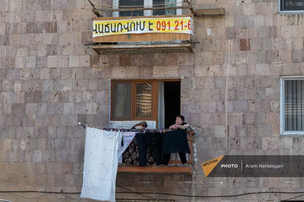 Жители Алаверди на балконе - Sputnik Армения