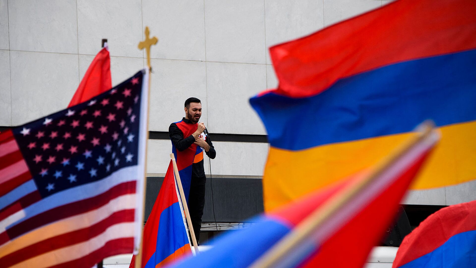 Певец Андре выступает у здания консульства Турции в США в годовщину Геноцида армян (24 апреля 2021). Беверли-Хиллз - Sputnik Արմենիա, 1920, 08.08.2021