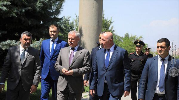 Генеральный секретарь ОДКБ Станислав Зась посетил военный пантеон Ераблур (10 августа 2021). Еревaн - Sputnik Армения