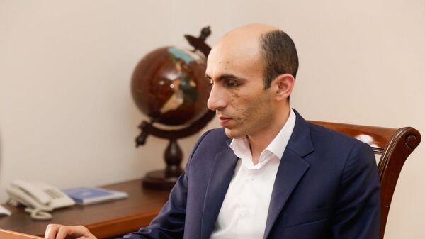 Госминистр Карабаха Артак Бегларян провел совещание по формированию государственного жилищного фонда (10 августа 2021). Степанакeрт - Sputnik Армения
