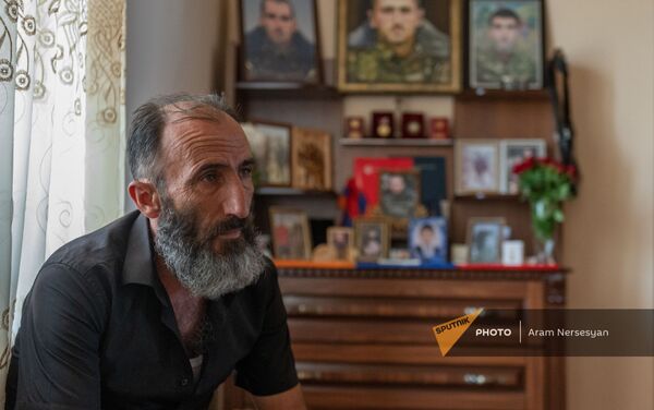 Отец погибшего военнослужащего Анании Арамяна Самвел у уголка памяти сыну Отец погибшего военнослужащего Анании Арамяна Самвел у уголка памяти сыну - Sputnik Армения
