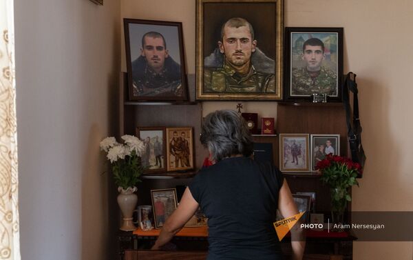 Мать погибшего военнослужащего Анании Арамяна Айкуш у уголка памяти сыну Мать погибшего военнослужащего Анании Арамяна Айкуш у уголка памяти сыну - Sputnik Армения