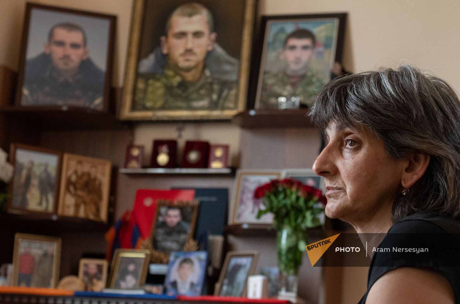 Мать погибшего военнослужащего Анании Арамяна Айкуш у уголка памяти сыну Мать погибшего военнослужащего Анании Арамяна Айкуш у уголка памяти сыну - Sputnik Армения, 1920, 14.09.2021