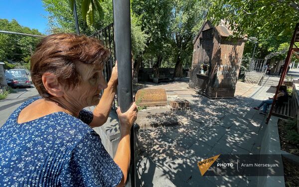 Бабушка Сируш у Петеванского памятника-хачкара в Канакере Бабушка Сируш у Петеванского памятника-хачкара в Канакере - Sputnik Армения
