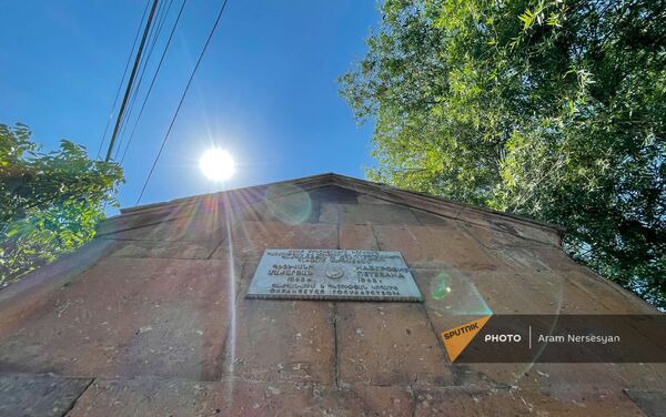 Информационная табличка на стене петеванского памятника-хачкара в Канакере - Sputnik Армения