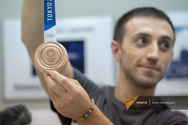 Օլիմպիական խաղերի բրոնզե մեդալակիր Արթուր Դավթյանը մամուլի ասուլիսում - Sputnik Արմենիա