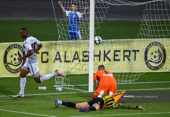 Нападающий Алашкерта Жозе Эмбало забивает первый гол в ворота Кайрата во время второго матча квалификационного раунда Лиги Европы (12 августа 2021). Еревaн - Sputnik Армения