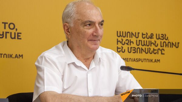 Лидер Демократической партии Арам Саркисян на пресс-конференциии - Sputnik Армения