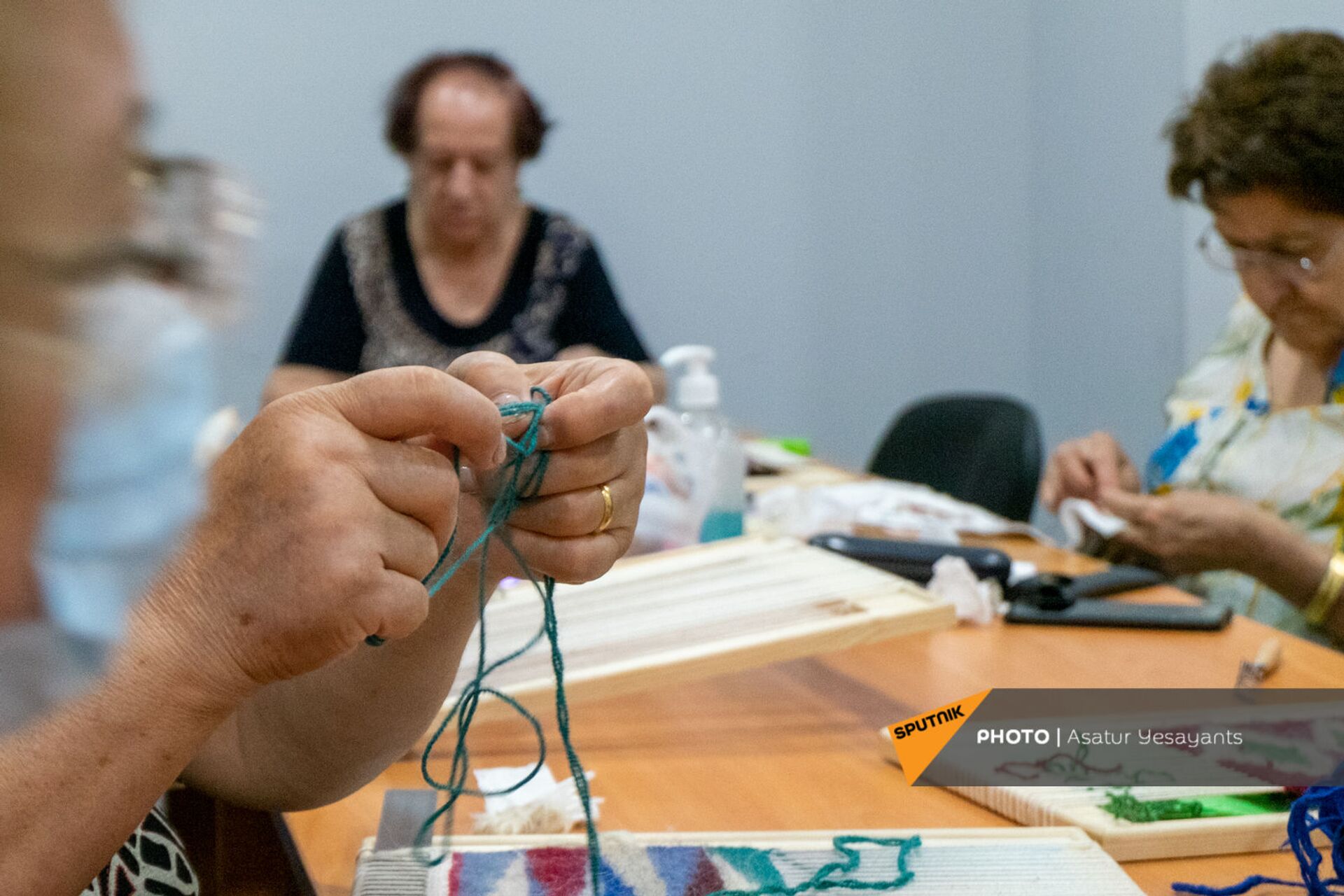 Подопечные Центра обеспечения здоровья и ухода пожилых людей в творческом процессе Подопечные Центра обеспечения здоровья и ухода пожилых людей в творческом процессе - Sputnik Արմենիա, 1920, 14.09.2021