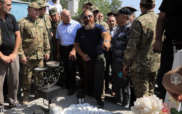 Vинистр обороны Аршак Карапетян посетил военный пантеон «Ераблур» (13 августа 2021). Еревaн - Sputnik Արմենիա