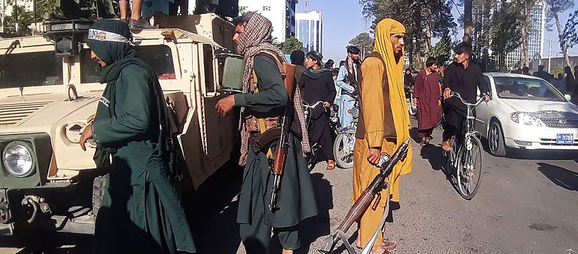 Боевики Талибана охраняют обочину дороги в Герате (13 августа 2021). Афганистан - Sputnik Արմենիա, 1920, 16.08.2021