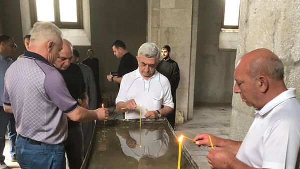 Экс-президен Серж Саргсян во время посещения монастыря Амарас - Sputnik Армения