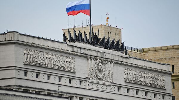Флаг на здании Министерства обороны РФ на Фрунзенской набережной в Москве. - Sputnik Армения