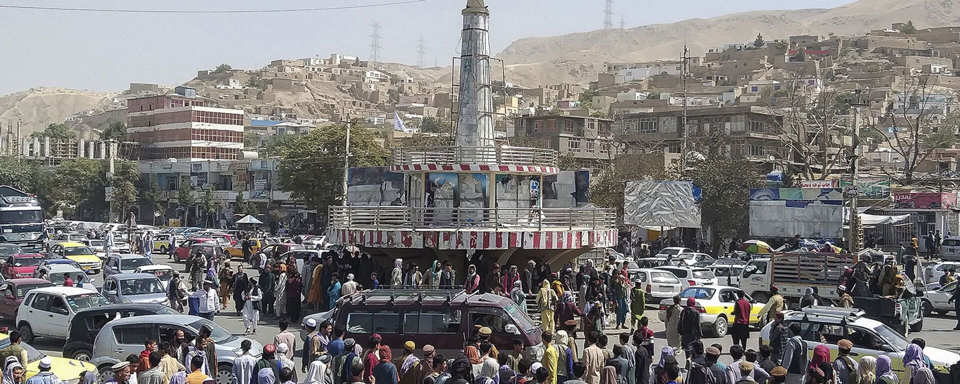Флаг талибов на главной городской площади в Пули-Хумри, столице провинции Баглан, в 200 км к северу от Кабула (11 августа 2021). Афганистан - Sputnik Армения, 1920, 31.08.2021