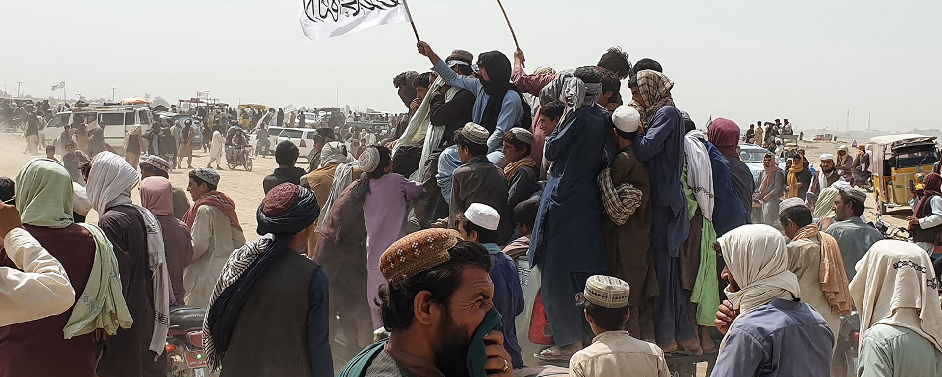 Люди размахивают флагами талибов в городе Чаман на афгано-пакистанской границе (14 июля 2021). Пакистан - Sputnik Армения, 1920, 15.08.2021