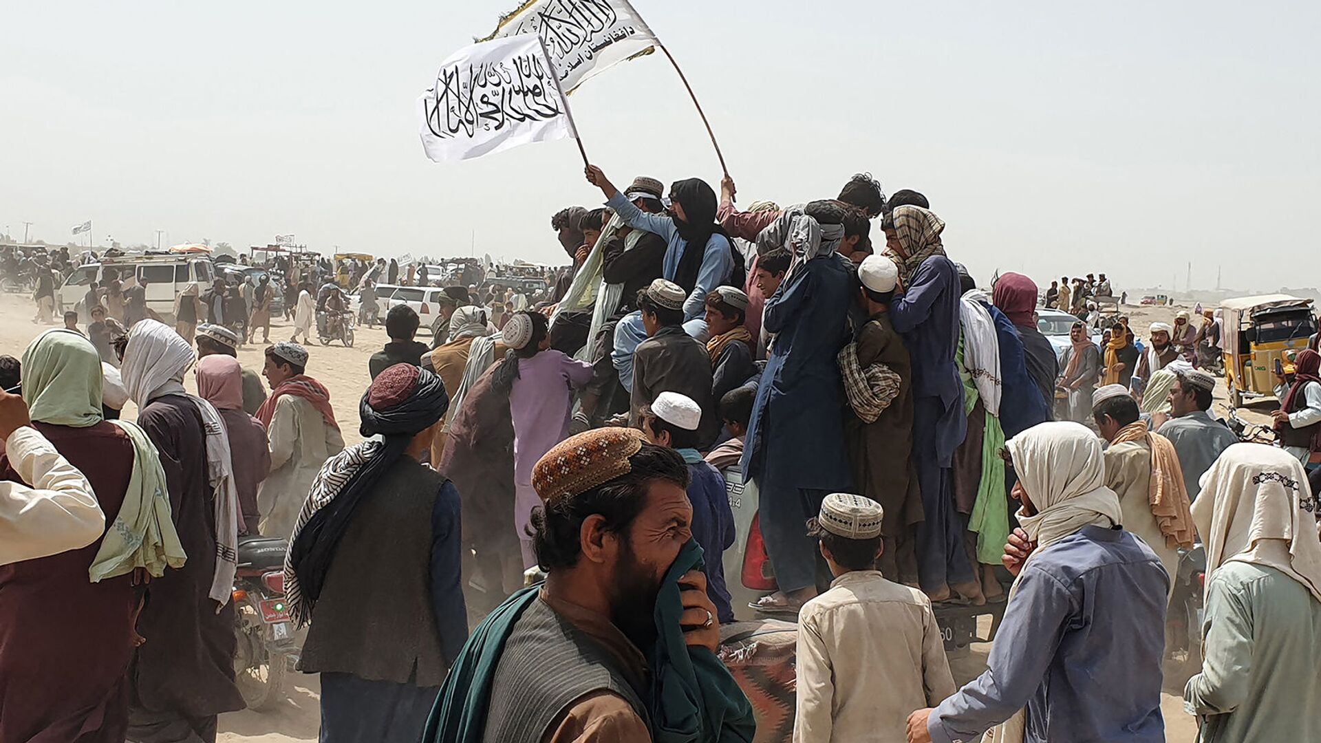 Люди размахивают флагами талибов в городе Чаман на афгано-пакистанской границе (14 июля 2021). Пакистан - Sputnik Արմենիա, 1920, 06.09.2021