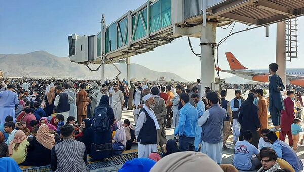 Афганцы толпятся на летном поле кабульского аэропорта, чтобы бежать из страны (16 августа 2021). Афганистан - Sputnik Արմենիա