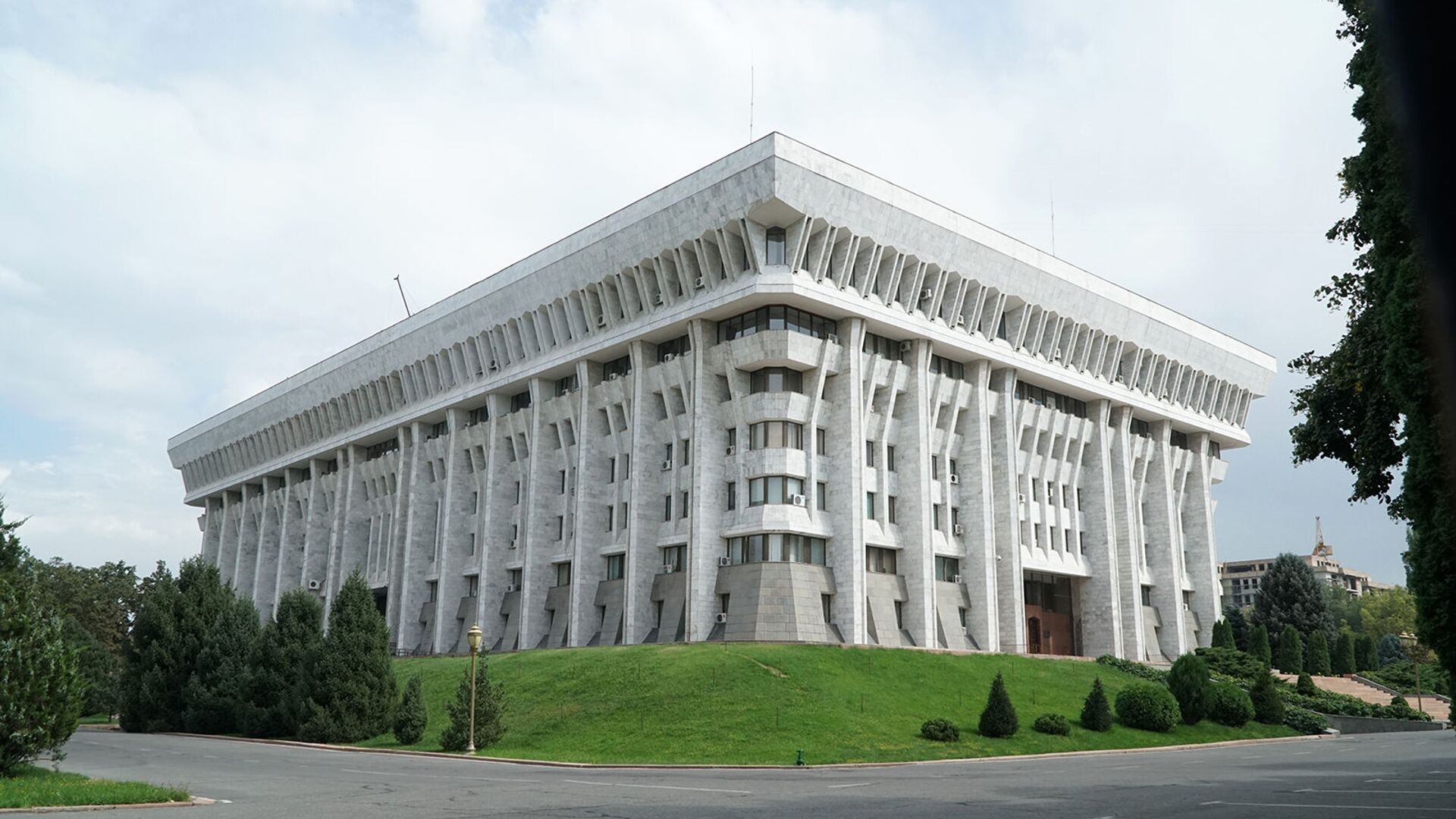 Белый дом в Бишкеке - Sputnik Армения, 1920, 28.03.2022