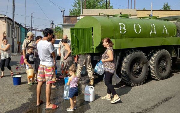 Российские миротворцы помогают жителям Карабаха с питьевой водой Российские миротворцы помогают жителям Карабаха с питьевой водой - Sputnik Армения