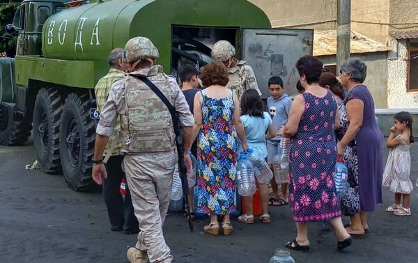 Российские миротворцы помогают жителям Карабаха с питьевой водой Российские миротворцы помогают жителям Карабаха с питьевой водой - Sputnik Армения
