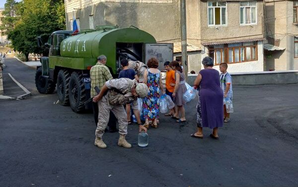 Российские миротворцы помогают жителям Карабаха с питьевой водой Российские миротворцы помогают жителям Карабаха с питьевой водой - Sputnik Армения