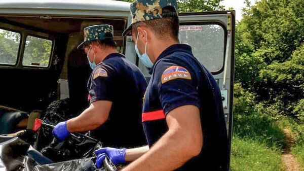 Сотрудники госслужбы по чрезвычайным ситуациям МВД Карабаха во время поисков тел погибших военнослужащих - Sputnik Армения