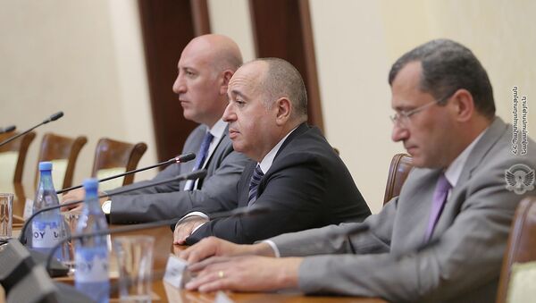 Министр обороны Аршак Карапетян представил руководящему составу МО, ВС и Генштаба ВС новоназначенного заместителя министра Карена Брутяна (16 августа 2021). Еревaн - Sputnik Армения