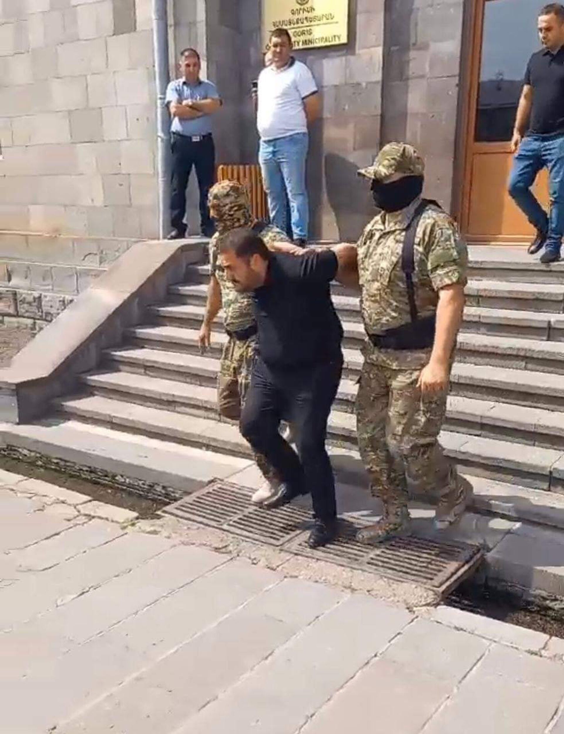 Сотрудники правоохранительных органов подвергли приводу заместителя главы Гориса Менуа Овсепяна (17 августа 2021). Горис Сотрудники правоохранительных органов подвергли приводу заместителя главы Гориса Менуа Овсепяна (17 августа 2021). Горис - Sputnik Արմենիա, 1920, 14.09.2021