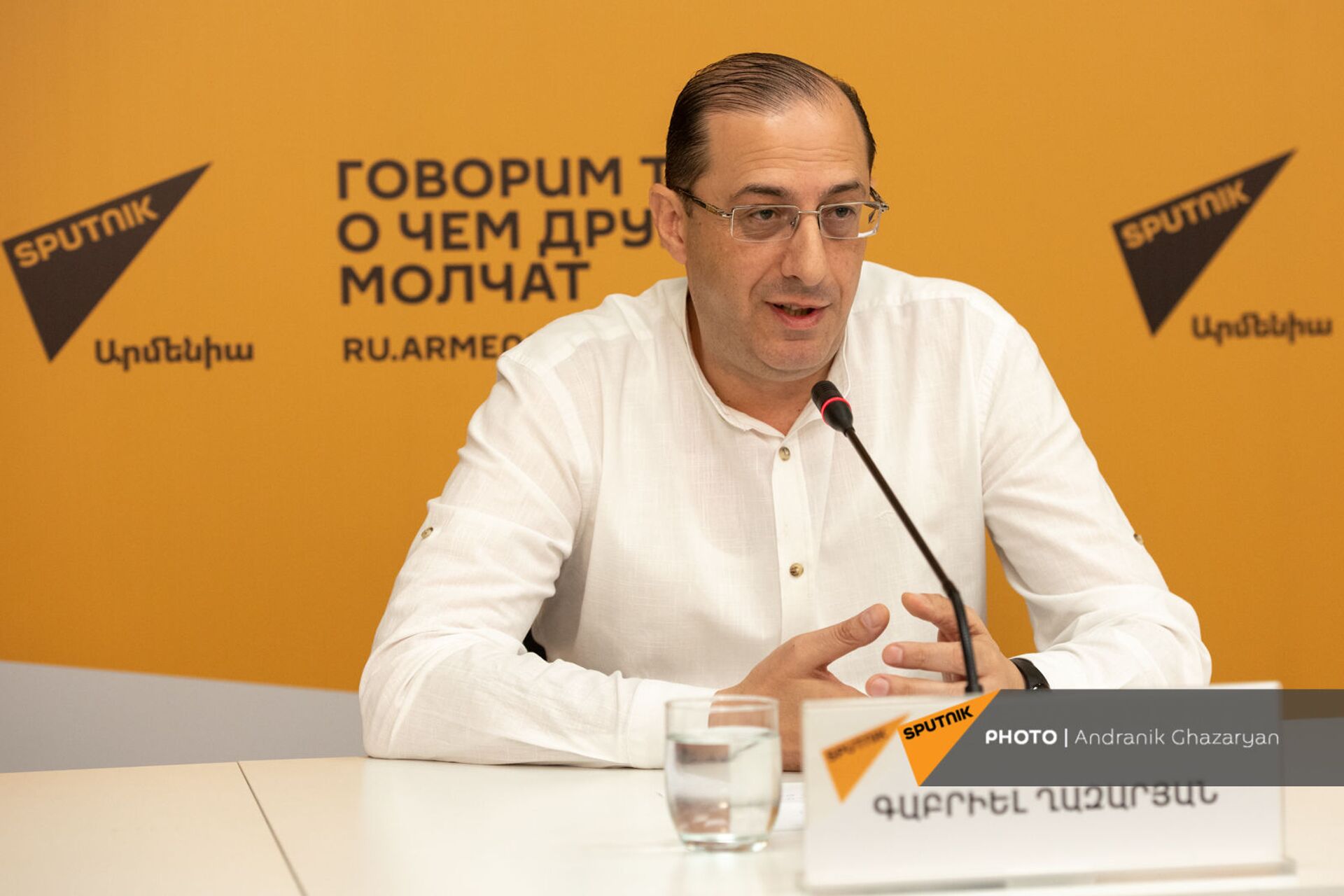 Пресс-конференция экс-министра спорта и по делам молодежи, председателя Федерации прыжков в воду Армении Габриэла Казаряна (17 августа 2021). Еревaн Пресс-конференция экс-министра спорта и по делам молодежи, председателя Федерации прыжков в воду Армении Габриэла Казаряна (17 августа 2021). Еревaн - Sputnik Армения, 1920, 14.09.2021