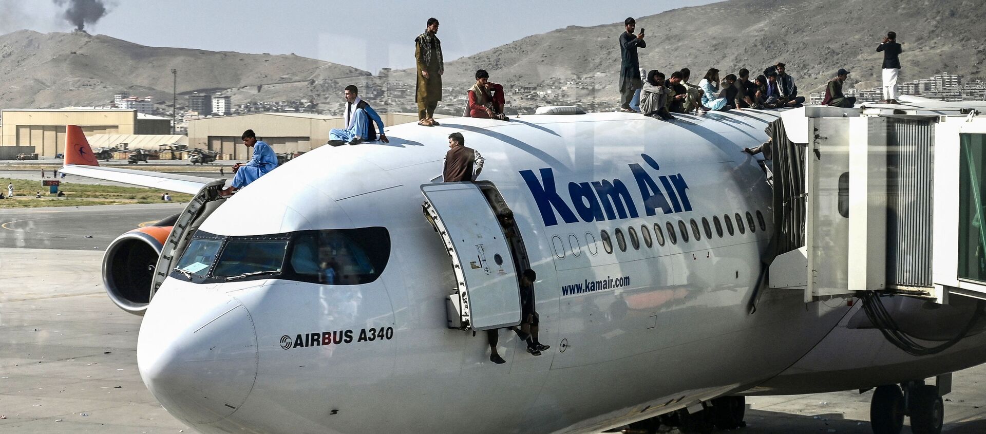 Афганцы забираются на самолет в аэропорту Кабула, пытаясь спастись из страны - Sputnik Армения, 1920, 17.08.2021