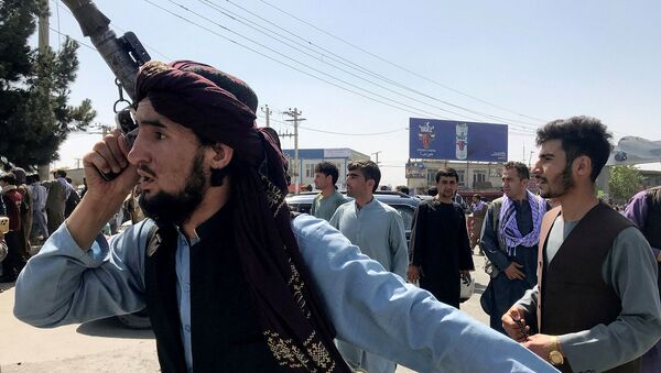 Боевик Талибана осматривает территорию за пределами международного аэропорта имени Хамида Карзая в Кабуле - Sputnik Արմենիա