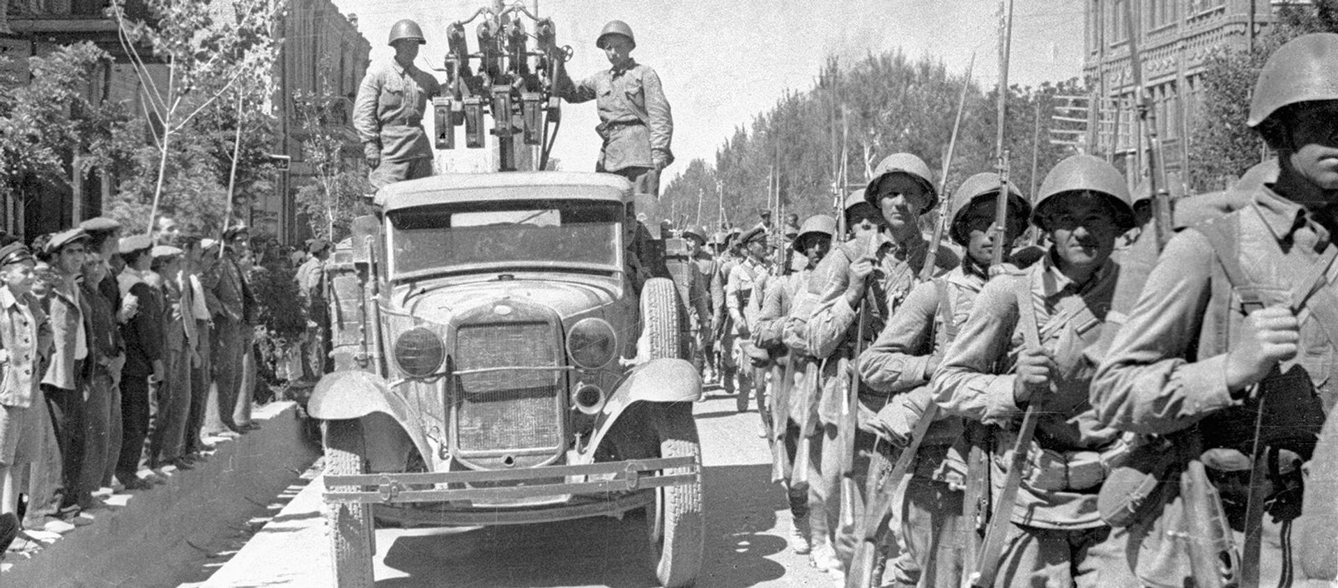Советские войска вступают в город Тавриз, Иран (26 августа 1941) - Sputnik Արմենիա, 1920, 25.08.2021