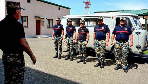 Сотрудники госслужбы по чрезвычайным ситуациям МВД Карабаха перед началом очередных поисков тел погибших военнослужащих - Sputnik Армения