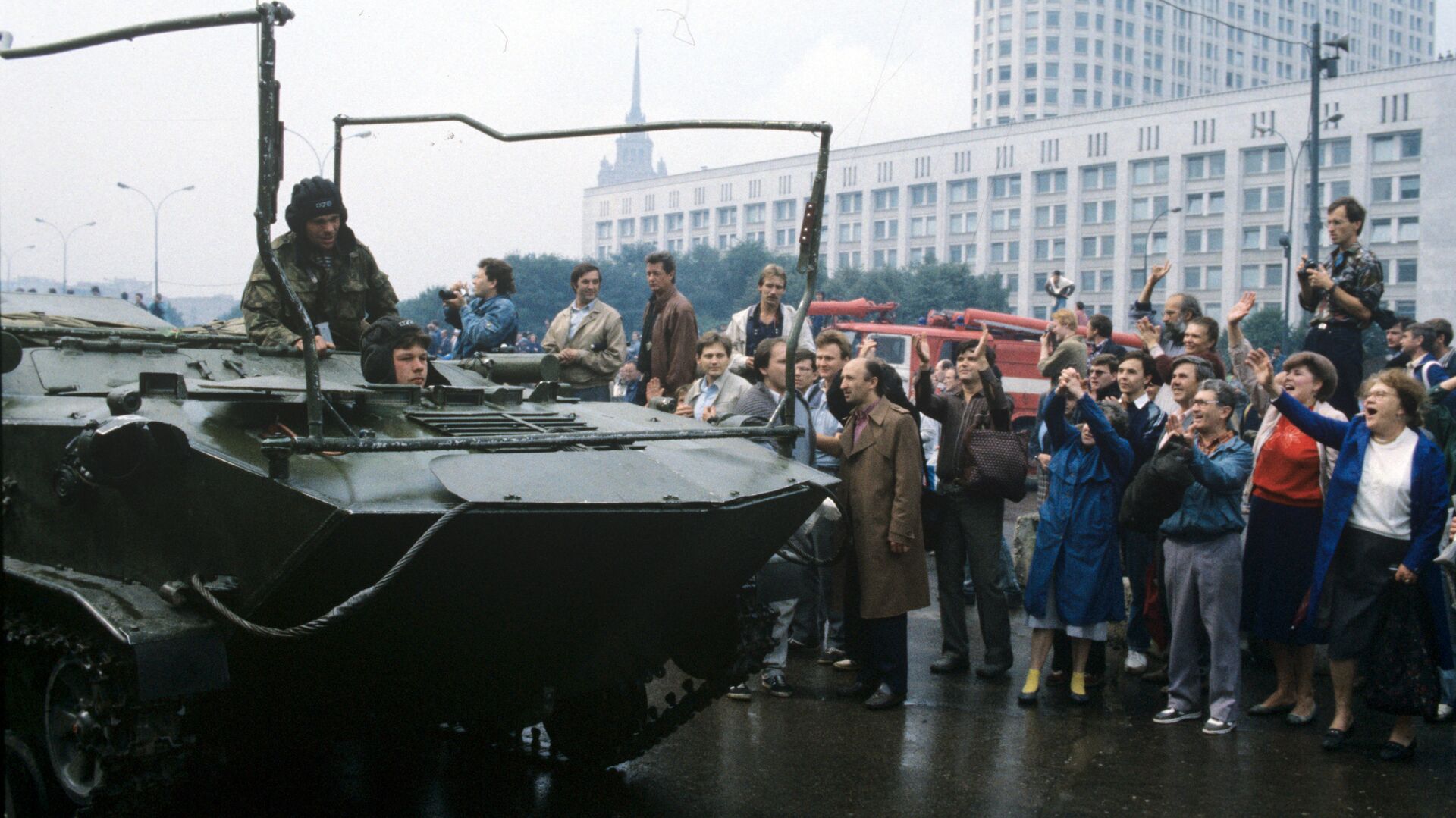 Воинские подразделения, перешедшие на сторону российского парламента, перед зданием Верховного Совета РСФСР. - Sputnik Արմենիա, 1920, 20.08.2021