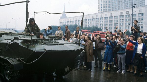 Воинские подразделения, перешедшие на сторону российского парламента, перед зданием Верховного Совета РСФСР. - Sputnik Армения