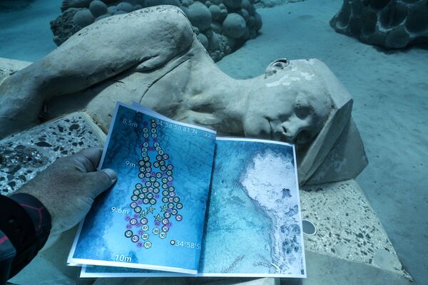 Объекты музея подводной скульптуры Musan у пляжа Пернера в Айя-Напе, Кипр.  - Sputnik Армения