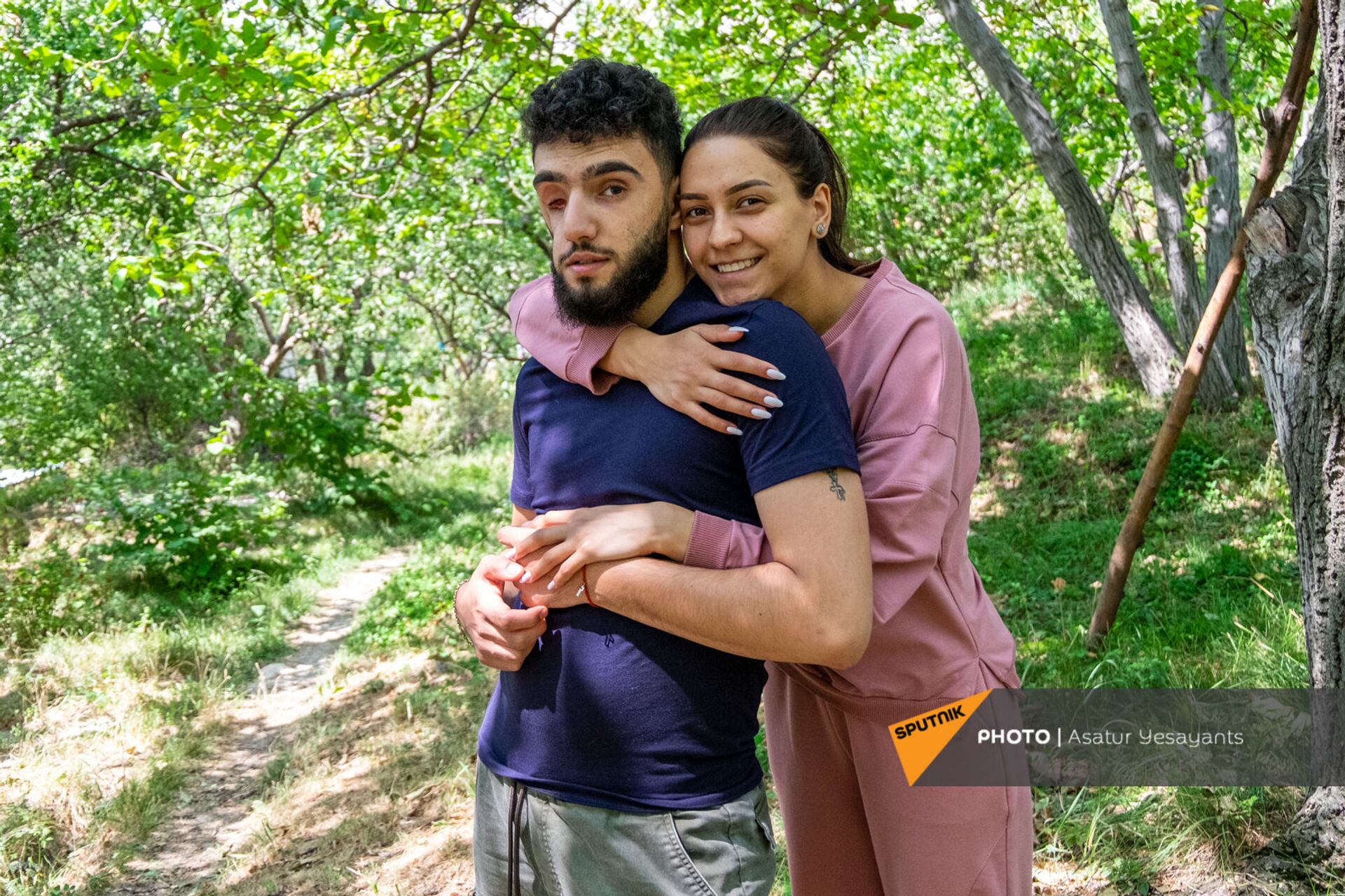Получивший травму лица во время карабахской войны Вреж Бадалян с женой Кристиной Получивший травму лица во время карабахской войны Вреж Бадалян с женой Кристиной - Sputnik Արմենիա, 1920, 14.09.2021