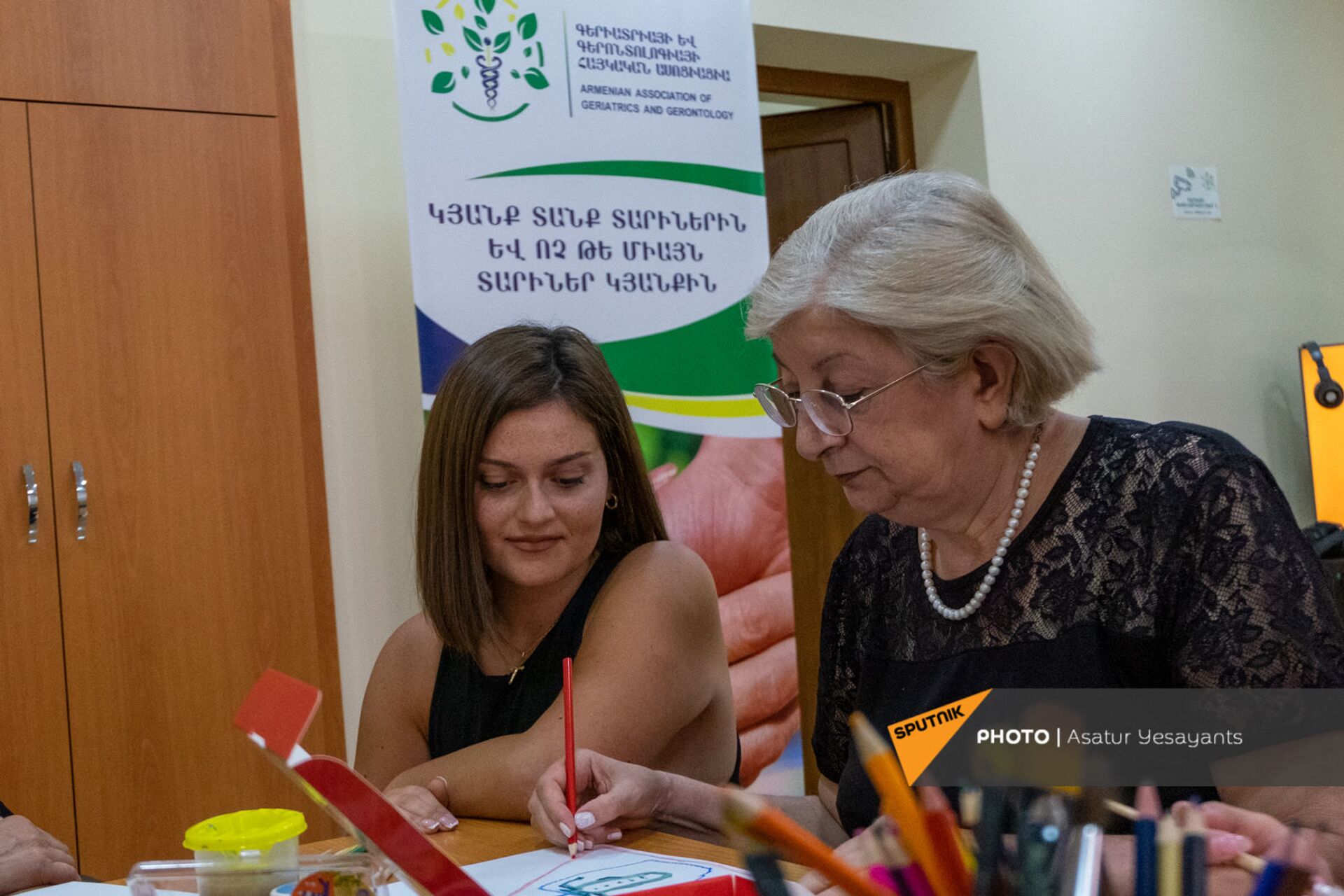 Переехавшая из Парижа в Ереван Ани Авакян в Центре обеспечения здоровья и ухода пожилых людей Переехавшая из Парижа в Ереван Ани Авакян в Центре обеспечения здоровья и ухода пожилых людей - Sputnik Արմենիա, 1920, 14.09.2021