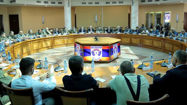 Министры обороны Аршак Карапетян и высокотехнологичной промышленности Ваагн Хачатурян встретились с представителями отечественных военно-промышленных предприятий (20 августа 2021). Еревaн - Sputnik Армения
