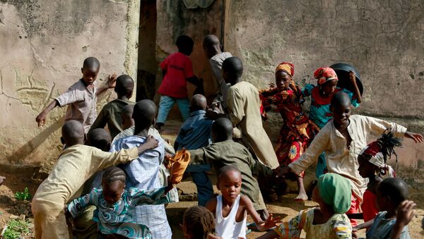 Дети в панике бегут с улицы в Рано, штат Кано, Нигерия - Sputnik Армения