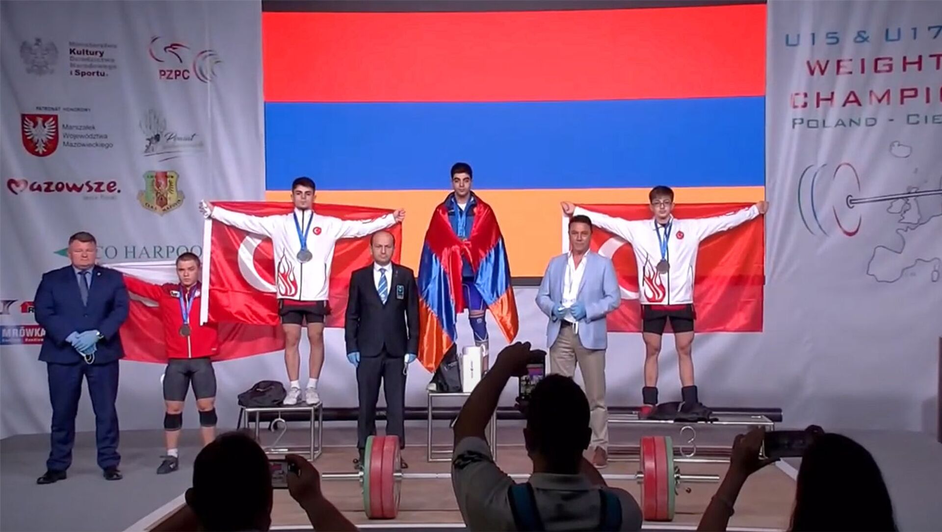 Спортсмен из Армении Рафик Минасян завоевал золотую медаль на юниорском чемпионате Европы по тяжелой атлетике в Польше - Sputnik Армения, 1920, 22.08.2021