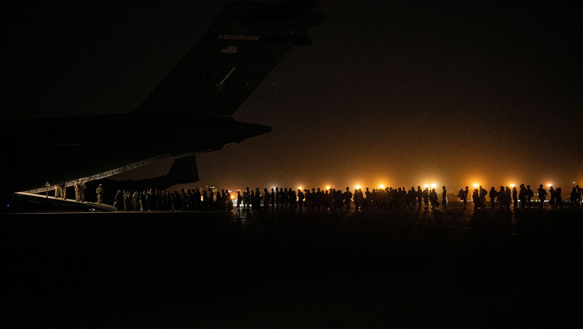 Посадка на военный самолет во время эвакуации из Афганистана  - Sputnik Արմենիա, 1920, 27.08.2021