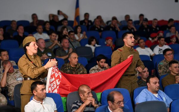 Зрители во время первого этапа конкурса Кавалер (Сударыня) международного конкурса Воин мира АрМИ-2021 (24 августа 2021). Дилижан Зрители во время первого этапа конкурса Кавалер (Сударыня) международного конкурса Воин мира АрМИ-2021 (24 августа 2021). Дилижан - Sputnik Армения