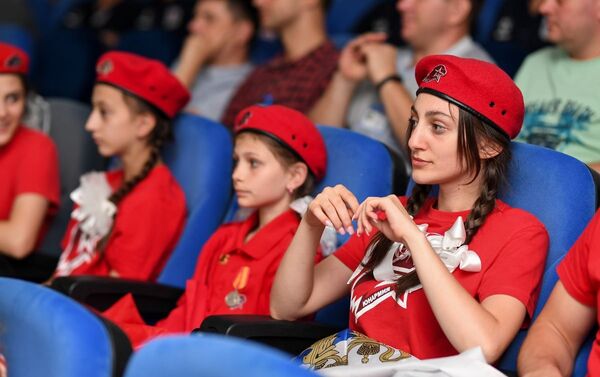 Зрители во время первого этапа конкурса Кавалер (Сударыня) международного конкурса Воин мира АрМИ-2021 (24 августа 2021). Дилижан Зрители во время первого этапа конкурса Кавалер (Сударыня) международного конкурса Воин мира АрМИ-2021 (24 августа 2021). Дилижан - Sputnik Армения