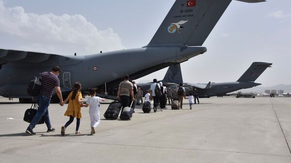 Граждане Турции поднимаются на борт самолета ВВС Турции в аэропорту Кабула (18 августа 2021). Афганистан - Sputnik Արմենիա