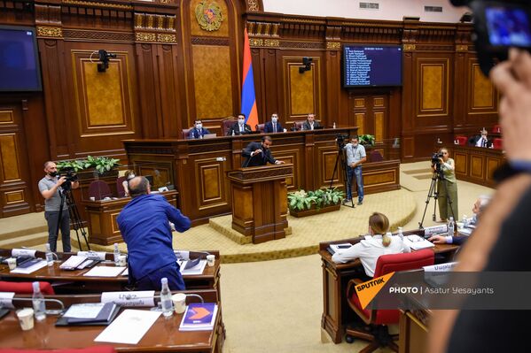 Инцидент в парламенте Армении во время очередного заседания (25 августа 2021). Еревaн - Sputnik Армения