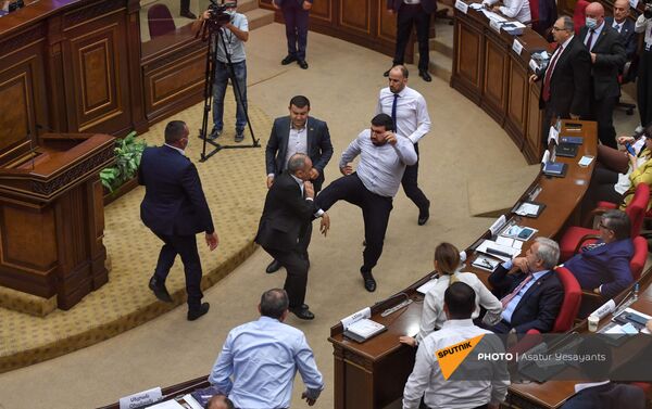 Потасовка в Парламенте Армении во время очередного заседания (25 августа 2021). Еревaн Потасовка в Парламенте Армении во время очередного заседания (25 августа 2021). Еревaн - Sputnik Армения