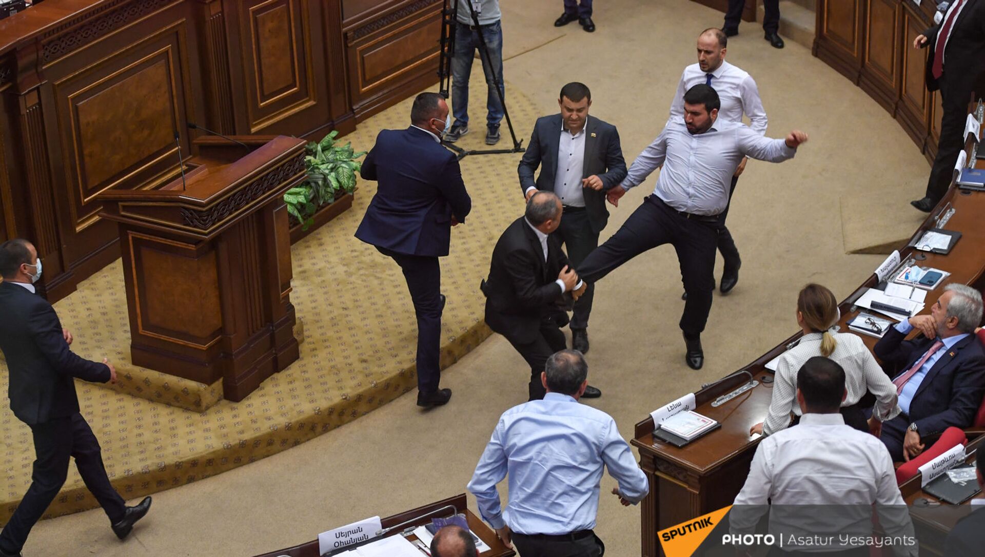 Потасовка в Парламенте Армении во время очередного заседания (25 августа 2021). Еревaн - Sputnik Արմենիա, 1920, 06.09.2021