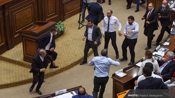 Потасовка в Парламенте Армении во время очередного заседания (25 августа 2021). Еревaн - Sputnik Армения